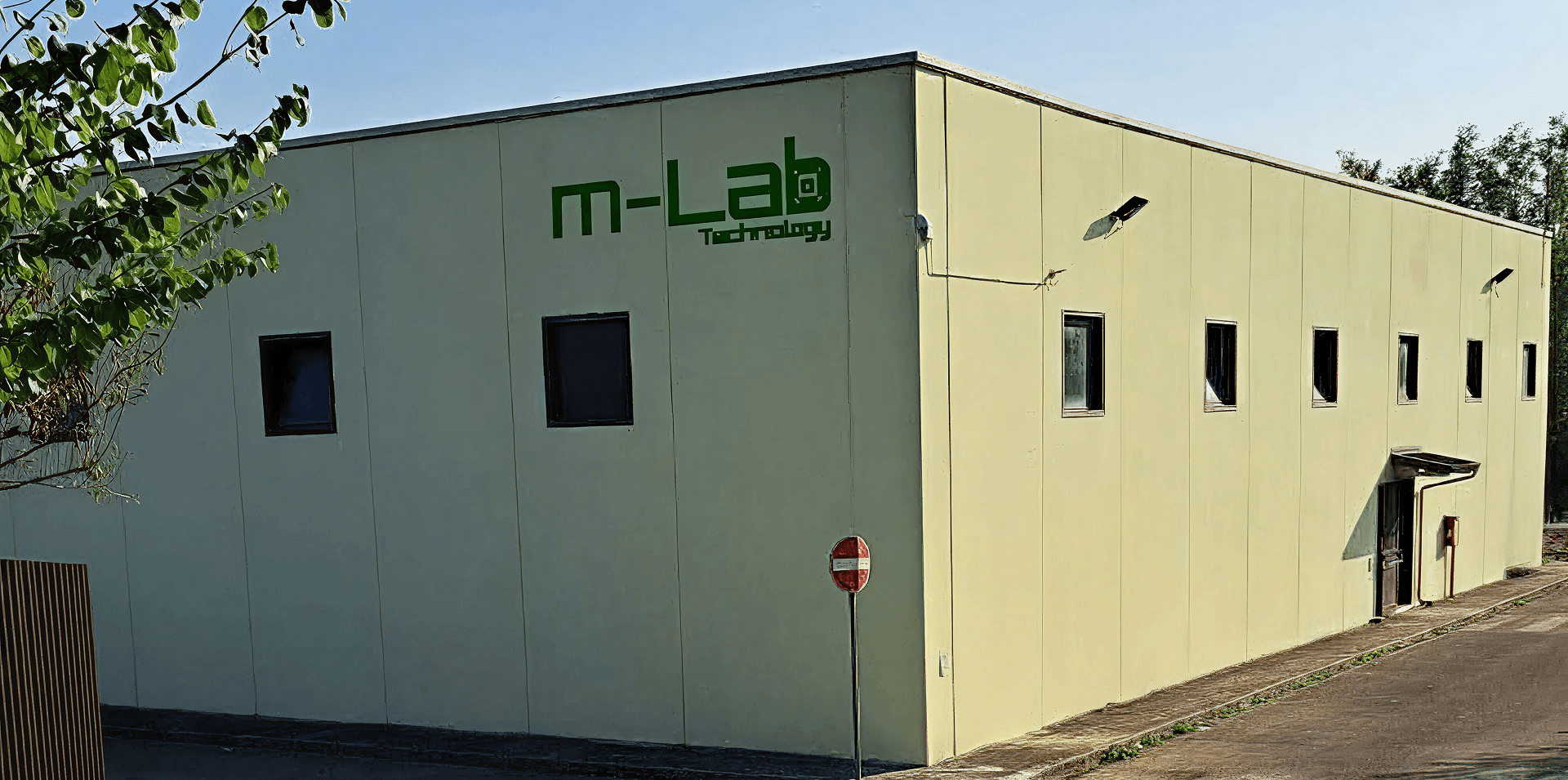 Lo stabilimento MLAB Technology a Ruviano, con l’insegna m-Lab sulla facciata