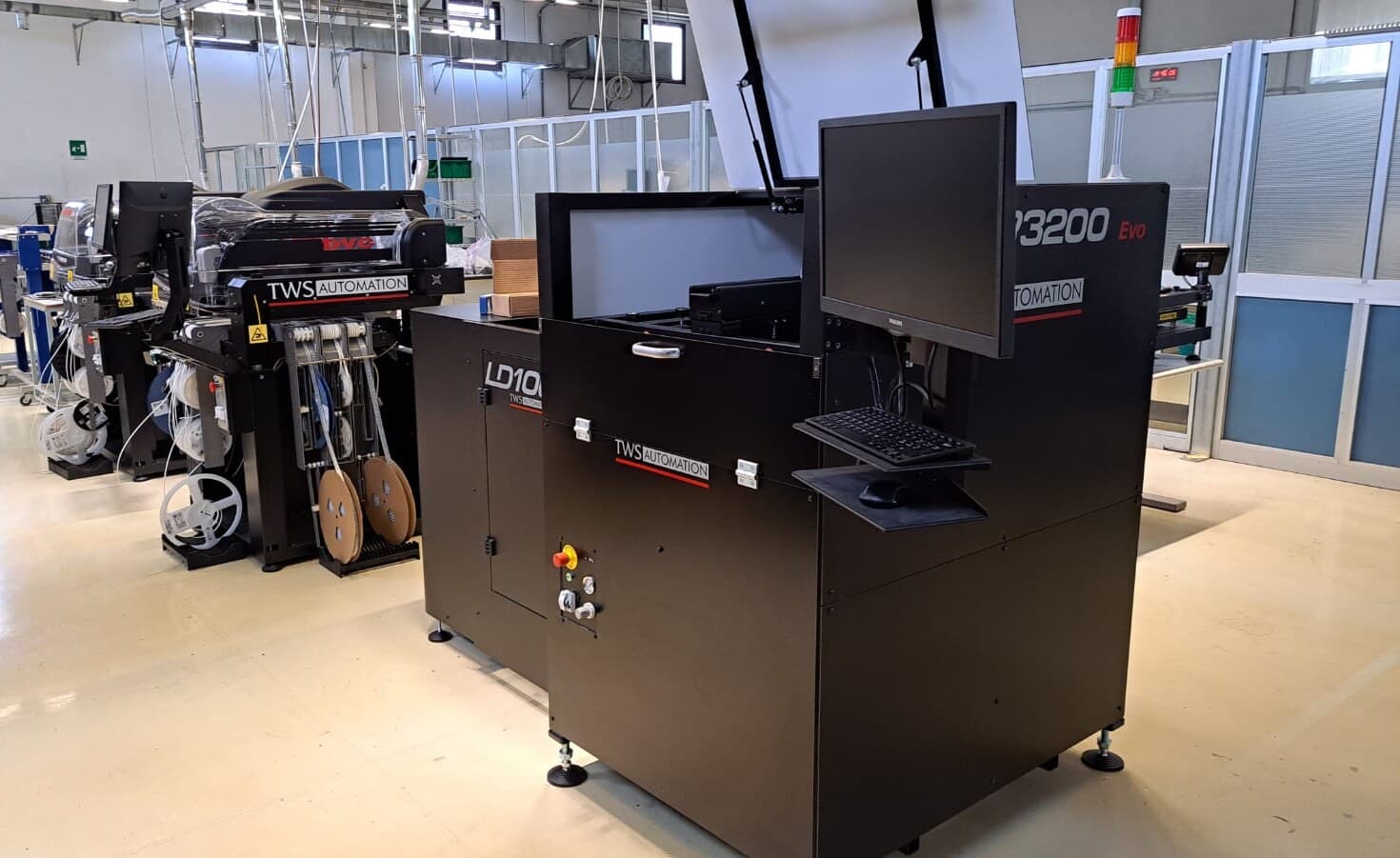 Reparto produzione con macchine pick-and-place e le loro postazioni di controllo